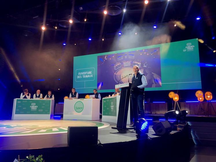 Arnaud Rousseau, président de la FNSEA, a ouvert le 78e congrés national du syndciat agricole majoritaire mardi à Dunkerque. En haut, la délégation sarthoise.