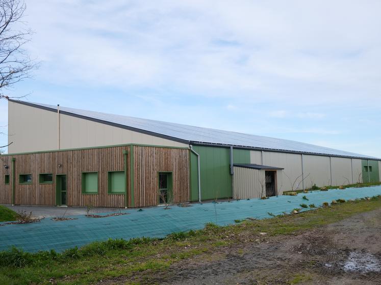 Sur le nouveau bâtiment, le viticulteur a fait installer 1 500 m2 de panneaux photovoltaïques en toiture.