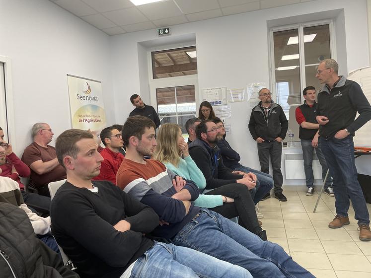 Une vingtaine d'éleveurs ayant un projet de robot étaient présents mardi 12 mars à La Poitevinière.