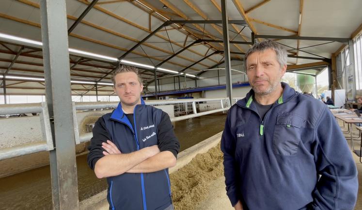 Mathieu et Vincent Vignais ont fait construire un bâtiment neuf en 2023. A droite : Yohann Tessier, concessionnaire DeLaval, devant le duo de robots VMS.