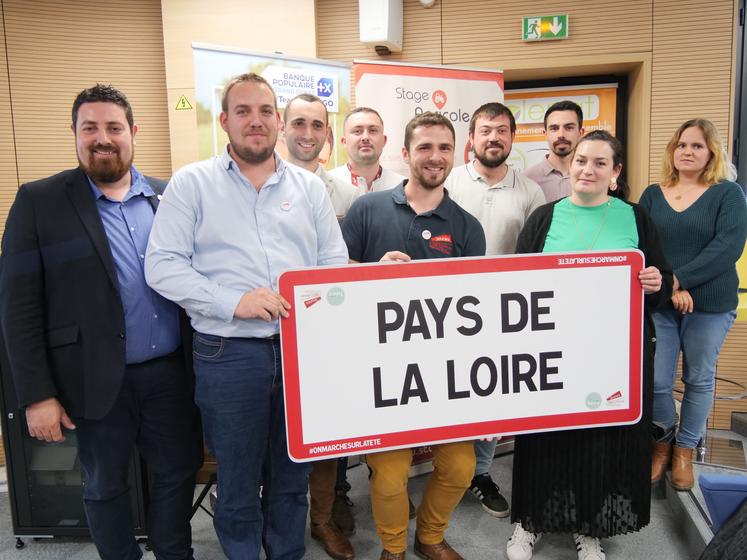 Une partie des membres du nouveau conseil d'administration JA Pays de la Loire, autour du nouveau président, Hugo Davy, éleveur allaitant et producteur d'œufs de Loué à Morannes-sur-Sarthe-Daumeray (Daumeray).