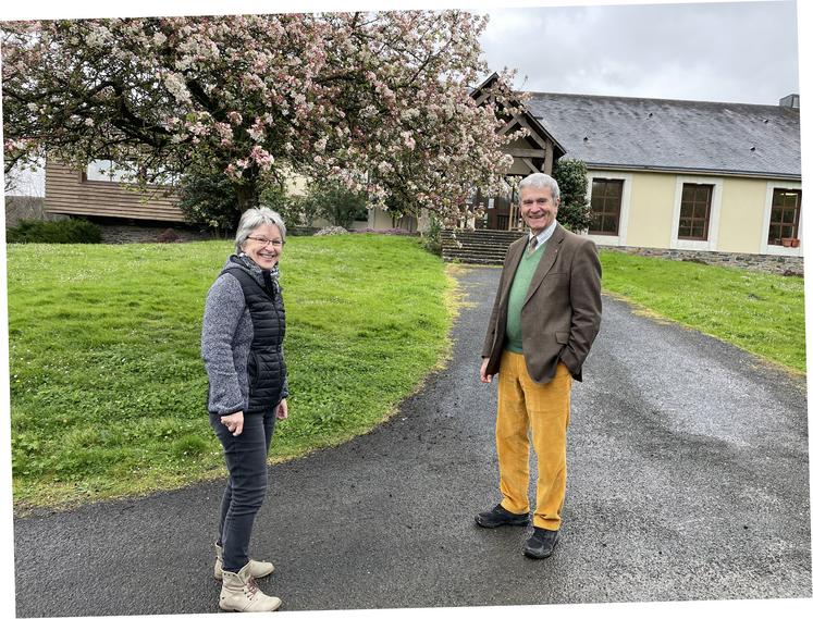 Nadine Chapeau, directrice et Philippe Justeau, président de la Fédération des chasseurs de Maine-et-Loire, devant le siège à Bouchemaine.