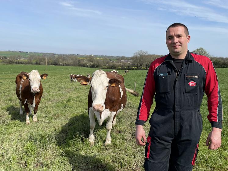 Guillaume Aubert élève un troupeau de 65 vaches montbéliardes. Il est associé avec ses parents et son frère au sein du Gaec des Alezanes.