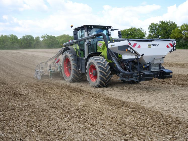 Lundi 22 avril, Claude Thouin a implanté de la lentille verte, du pois chiche et de l'œillette. Ces trois cultures sont sous contrat avec la CAPL.