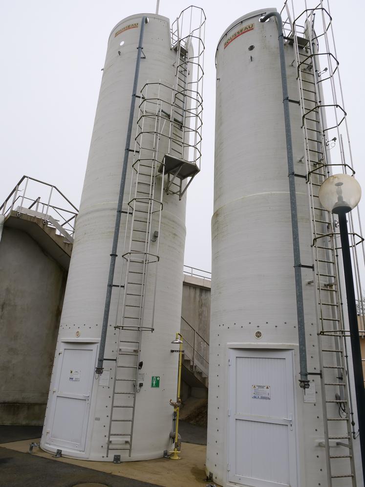 L'usine a besoin d'un semi remorque par mois de lait de chaux, stocké dans ces silos.