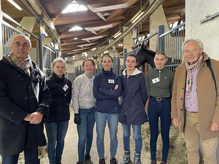 Bertrand Brégeon et Michel Bellanger, meilleurs ouvriers de France,  entourent Lohane Simon, Leelou Le Vaillant, Océane Goutierre, Eva Chauveau, Maureen Siegmund, élèves à la MFR de Pouancé.