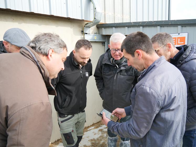 Laurent Martin contrôle la production de ses panneaux sur son téléphone. L'optimiseur des onduleurs permet de superviser les modules (température, production, ampérage) et sécurise l'installation.