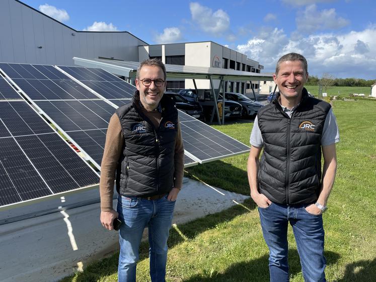 Daniel Rochard (JRC Solaire) et Christophe Cesbron (Serres JRC). A droite : les nouveaux haubans photovoltaïques.