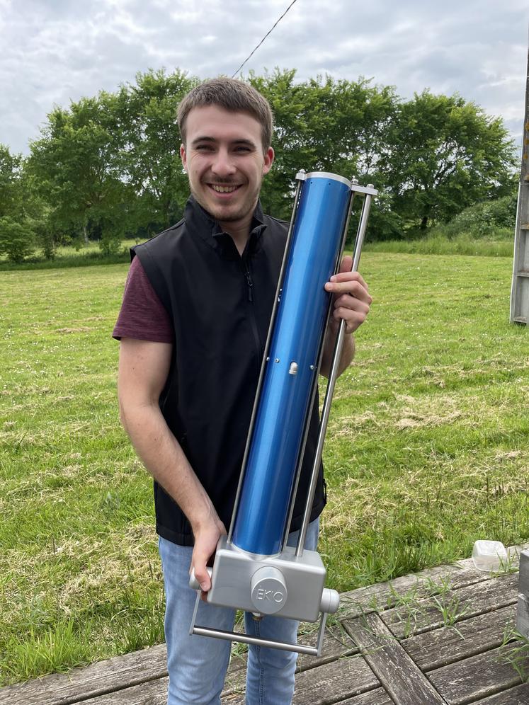 Baptiste Lebrun a présenté le prototype de cette colonne de douche qui récupère les premiers litres d'eau froide.