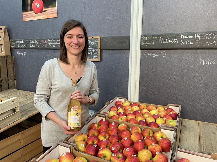Camille Marques, du Verger de la Blottière, présente le jus de pommes Antarès pétillant, issu des pommes bicolores du même nom.