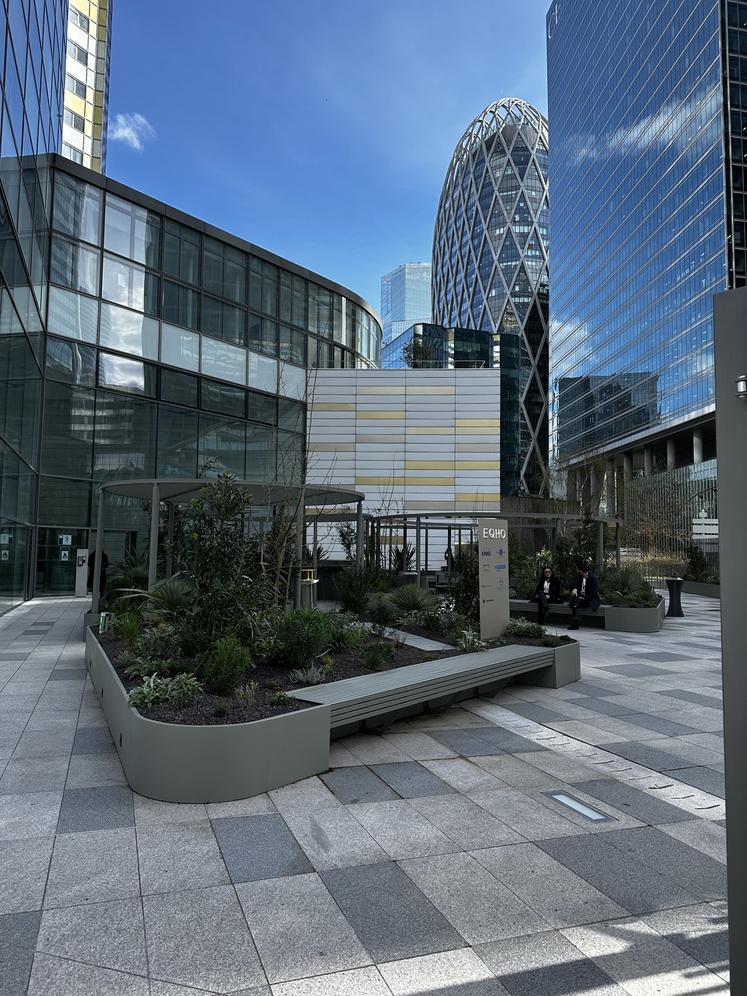 Aménagements urbains dans le quartier de la Défense, par les Ateliers Georges Mahot.