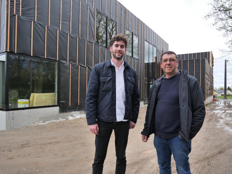 Simon et Didier Trovalet, devant le nouveau siège social, en construction à l'entrée de Saint-Augustin des Bois. L'entreprise investit 2 millions d'euros dans sa réorganisation interne.