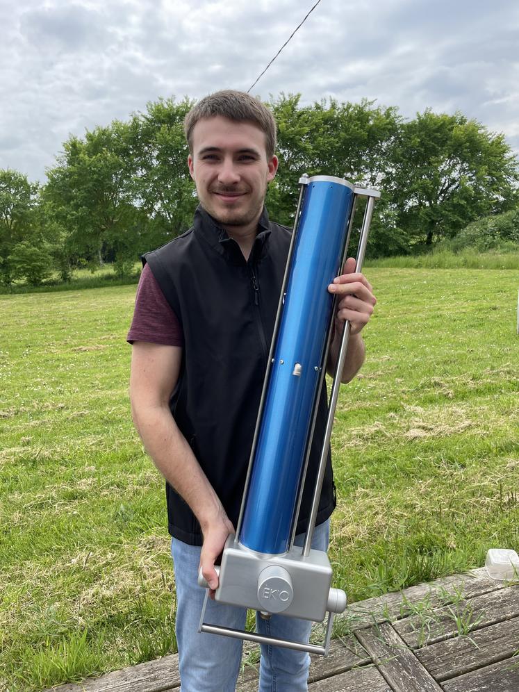 Baptiste Lebrun a présenté le prototype de cette colonne de douche qui récupère les premiers litres d'eau froide.