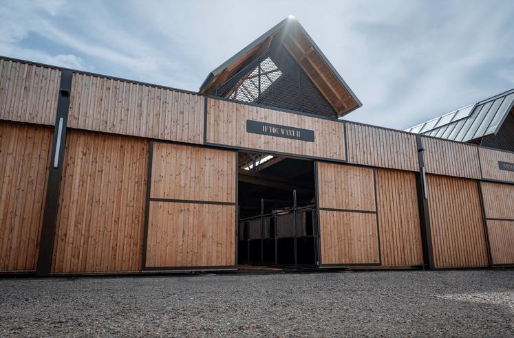 Prefakit a conçu un ensemble de 120 box à l'hippodrome de l'Isle Briand, au Lion-d'Angers. Ils serviront à l'équipe de France de concours complet cet été, pour la préparation des JO.