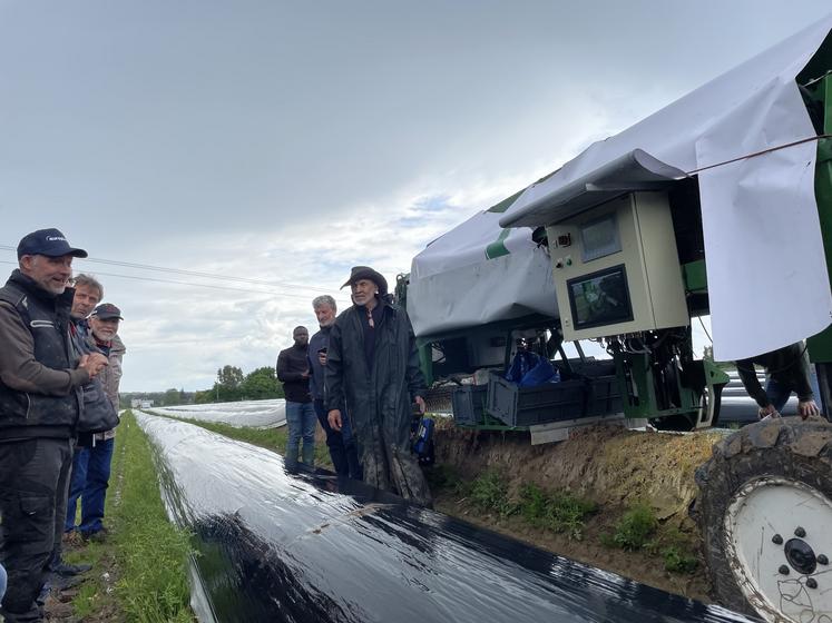 Sylektis a fait une démonstration de sa machine de récolte dans les parcelles de Guillaume Thomas.