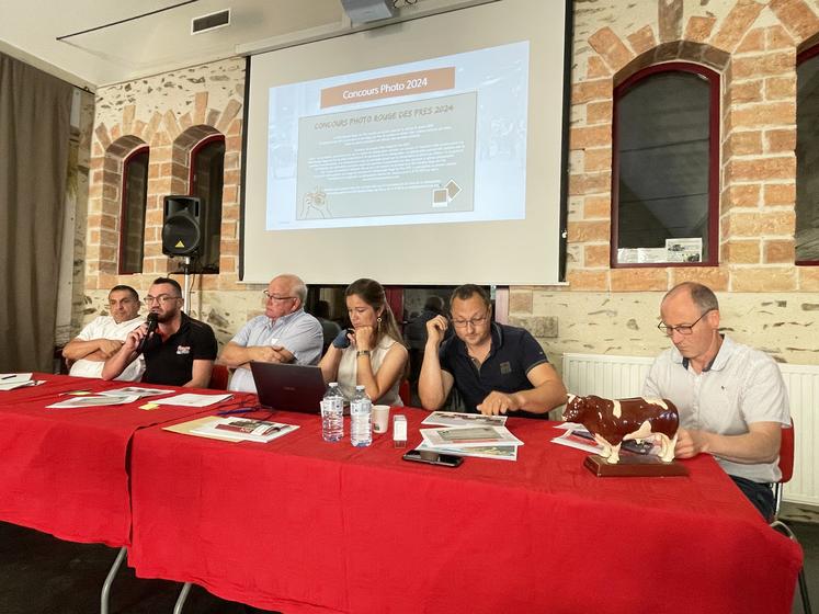 Le concours national rouge des prés se tiendra les 7 et 8 septembre à l'occasion de Festi'élevage, a rappelé Antoine Ménard, responsable de la commission promotion de la race (au micro).