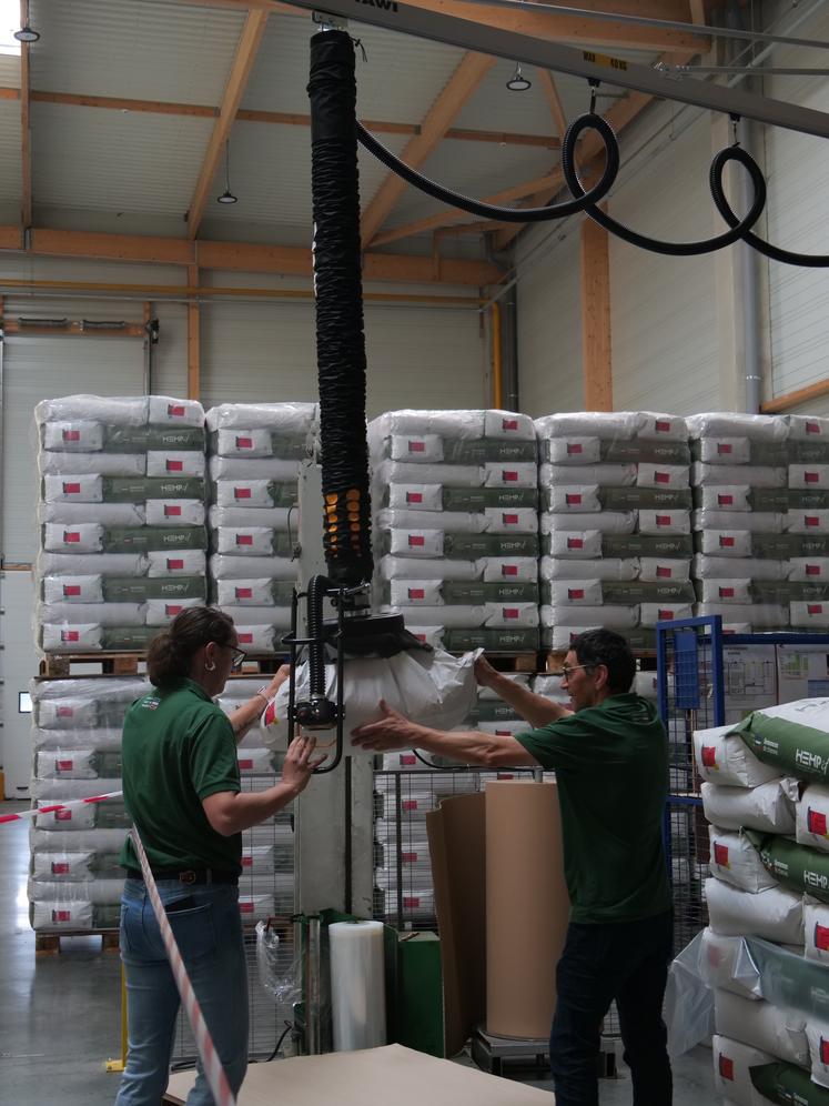 Hemp it a investi dans une machine pour diminuer les efforts de manutention des salariés.