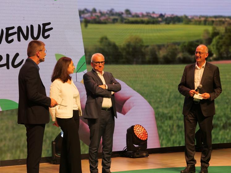 Le nouveau directeur de Terrena, Eric Forin (à droite) prendra ses fonctions le 10 juin, succédant à Alain Le Floch (ici aux côtés de son épouse Lisa).