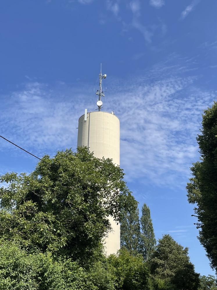 chateau d'eau de cheviré le rouge