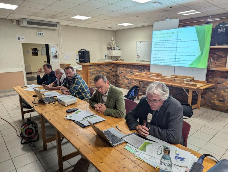 De gauche à droite : Clément Traineau (administrateur FNB), Jean-Claude Coste (président du GDS), Anthony Ménard (secrétaire général de la FDSEA), Alain Denieulle (Vice-Président Chambre d'agriculture) et Eric David (directeur de la DDPP).