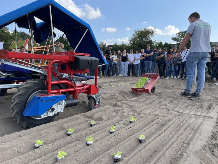 La soixantaine de participants ont découvert plusieurs outils dont la glider 500 de Terrateck, la planteuse Hortech de AMDS et l'EZY-plant.