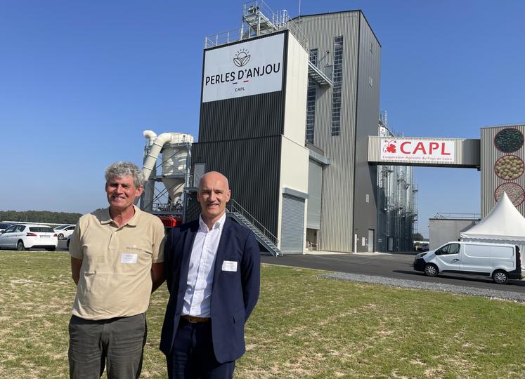 Christian Blet, président de la CAPL et Jérôme Lemasson directeur général de l'UAPL, devant la nouvelle usine Perles d'Anjou à Longué-Jumelles. Environ 7 500 tonnes, toutes cultivées par les adhérents de la coopérative, seront réceptionnées pour cette première campagne.