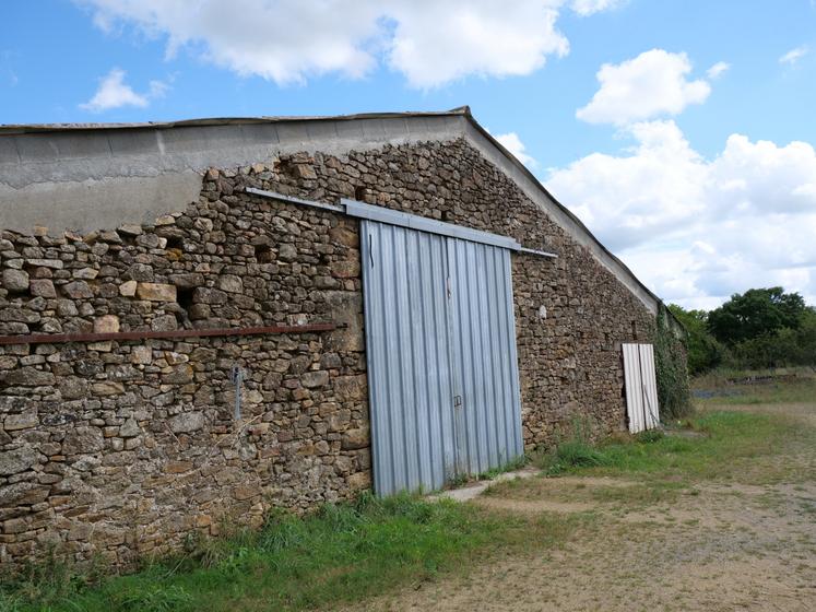 Marie et Benoit Moreau souhaitent transformer cette grange en un gîte d'une capacité de 25 personnes.