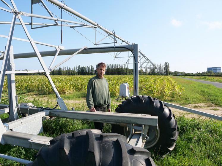 Antony Blourdier devant la rampe d'irrigation installée par le Gaec du Lathan dans une parcelle de maïs et plants de fraisiers.