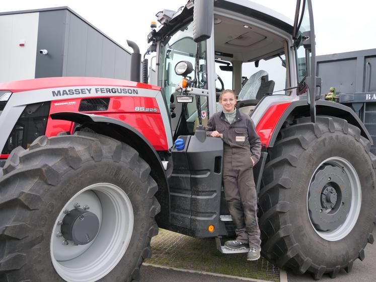 Sur le nouveau tracteur 8S avec son caisson destinés à l'unité de méthanisation de Baugé-en-Anjou.