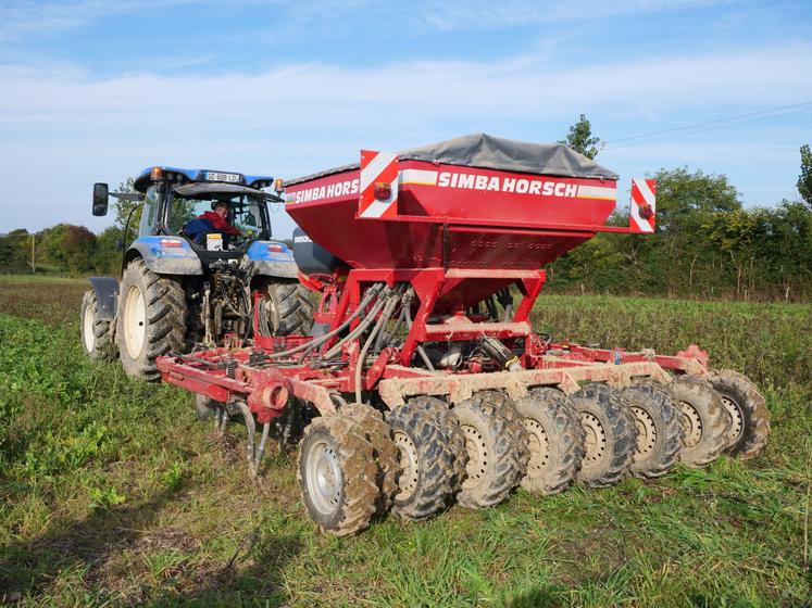 Le semoir sd à dents reconditionné travaille à 25 cm d'écartement.