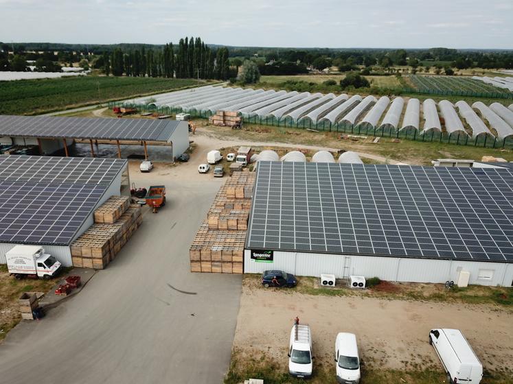 A Langevine, exploitation maraîchère bio, une partie de l'électricité produite est autoconsommée pour la station de conditionnement et l'irrigation.