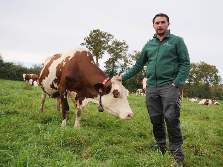 Damien Robert, associé du Gaec LG bio au Tremblay. L'exploitation développe un système basé sur l'herbe, en pâturage, en foin et en affouragement en vert.