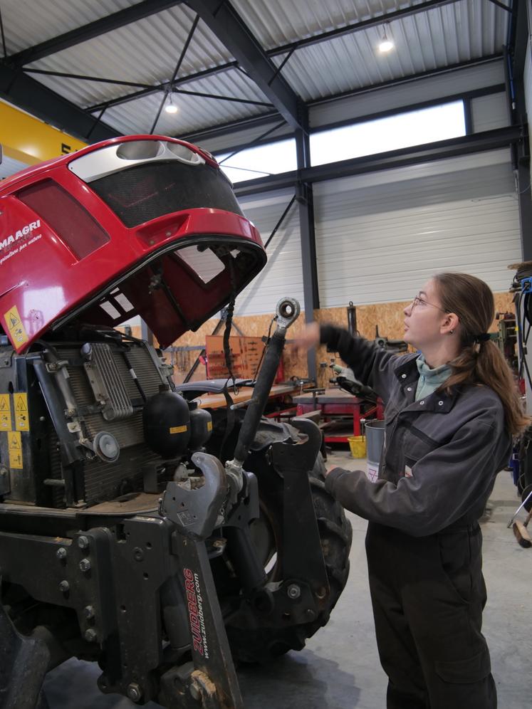 Grâce au palan, qui peut porter 5 T en hauteur, les mécaniciens peuvent accéder au dessous des machines.