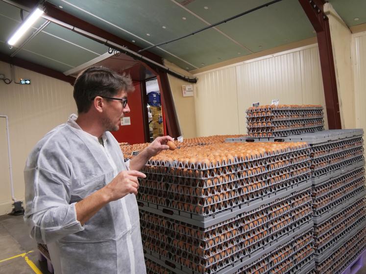 Bertrand Ripoche, dirigeant de L'œuf des deux moulins. L'atelier de calibrage est très robotisé et l'entreprise produit 25 % à 30 % de son électricité grâce à des trackeurs photovoltaïques.
