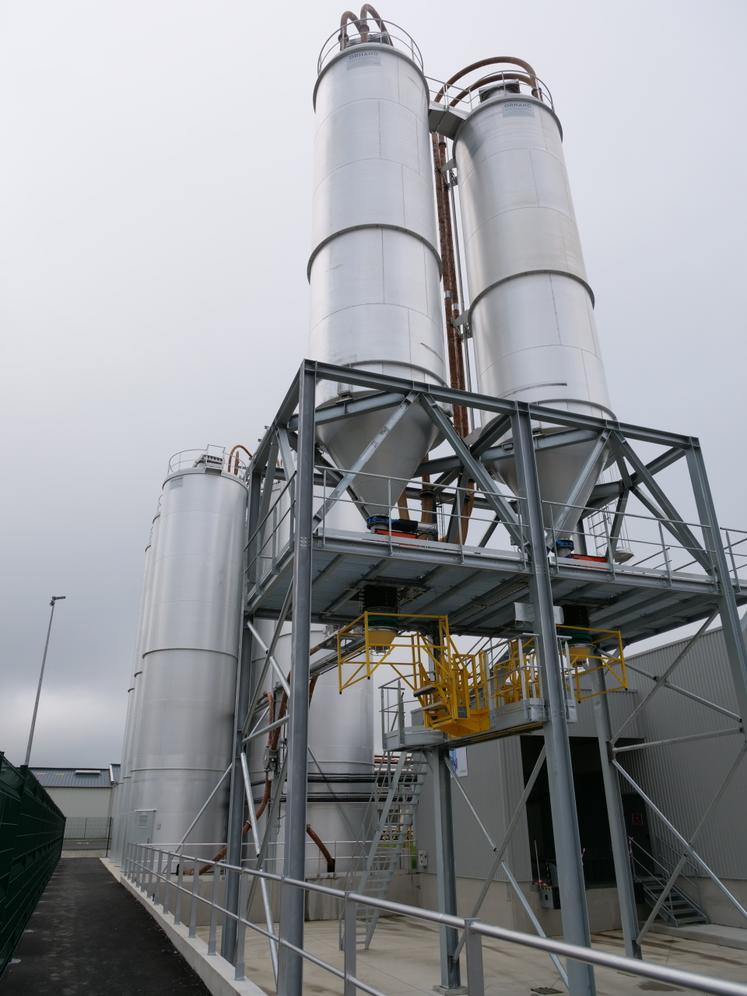 Les silos de stockage, dont ceux permettant la livraison en vrac des granulés.