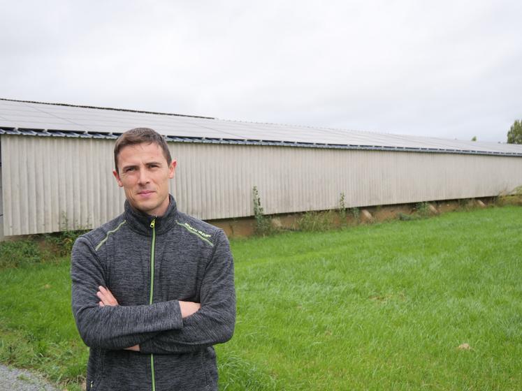 Olivier Traineau devant un ancien bâtiment volaille réhabilité en stockage et vestiaire. La toiture est équipée de panneaux en autoconsommation (154 kWc).