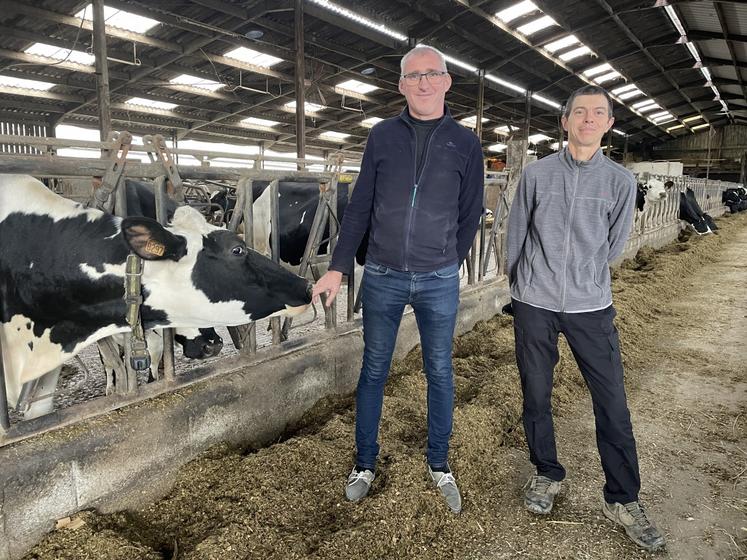 Jean-Claude Bretault, 55 ans et Vincent Ory, 45 ans, associés de l'EARL de la Bouillère. Installés sur 150 ha, ils élèvent 75 truies en naisseur-engraisseur et 73 vaches laitières. Il y a un robot de traite depuis 2009.