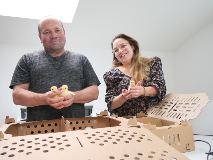 Patrick Pineau et sa fille Marie, de l'entreprise Atlantic Aviculture Services, installée à Tillières