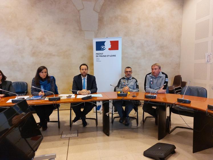 Nathalie Gimonet (directrice de cabinet du préfet), Pierre-Julien Eymard (directeur départemental des territoires (DDT 49), Frédéric Rozet (chef de service départemental OFB 49) et Régis Gallais (référent réseau loup à l'OFB Pays de la Loire) ont tenu un point presse sur le loup vendredi 13 décembre.