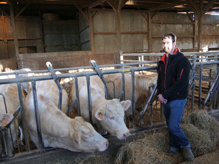 Simon Martineau s'est installé en 2022, après un stage de parrainage sur l'exploitation familiale à Lys-Haut-Layon.