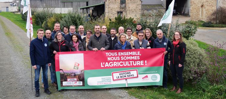 Les membres de la liste JA-FDSEA pour les élections Chambre d'agriculture, lundi 16 décembre, sur l'exploitation de Dominique Lebrun à Etriché.