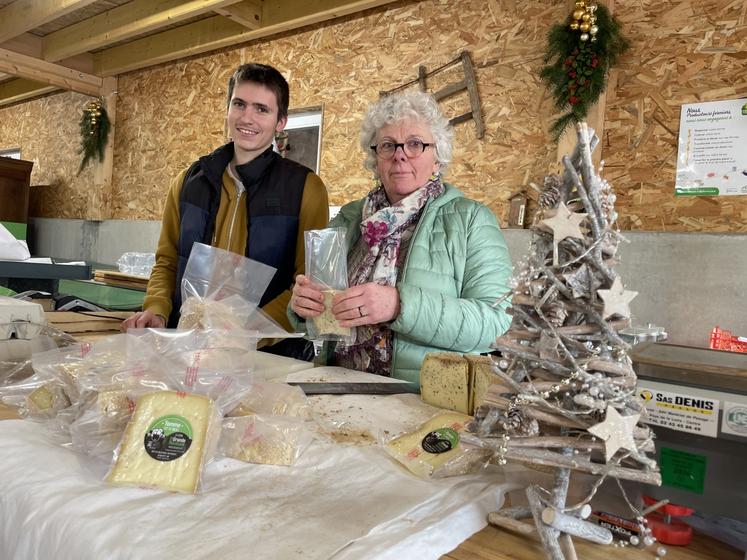 Thomas, apprenti en CS produits fermiers et Isabelle Brisset préparent les commandes pour le marché de Noël de Selb, en Allemagne.