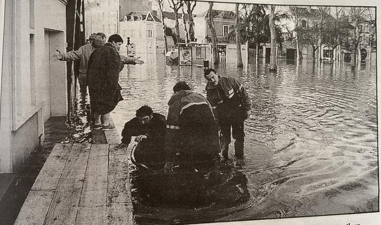 À Angers, le quartier Ney était inaccessible (photo), obligeant  notamment les salariés de la Chambre d'agriculture à être transportés dans des barques.