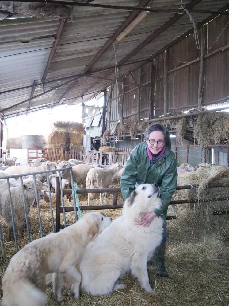 Elodie Taillandier (ici avec Rome et Valium) va bientôt pouvoir protéger plusieurs lots de moutons.