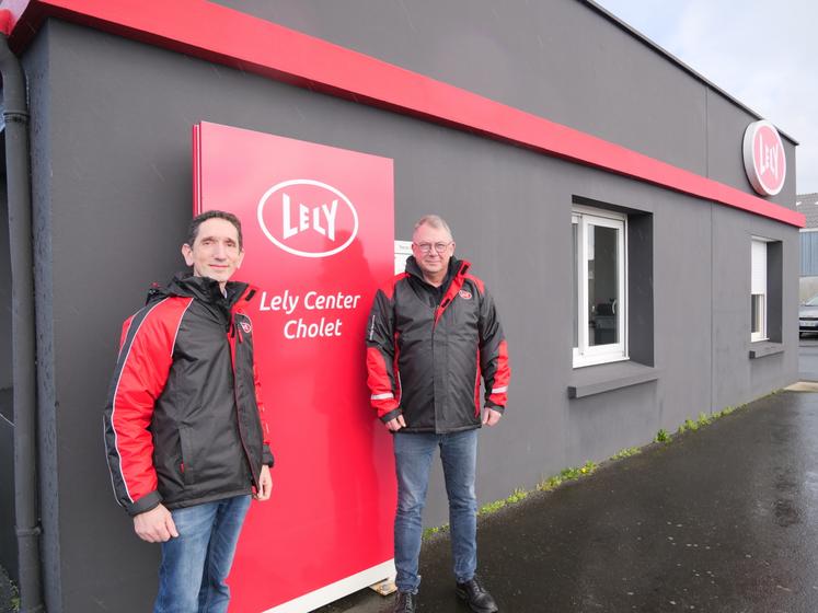 Olivier Oudayer, ancien directeur, et Pierre Siou, nouveau directeur général du Lely Center de Cholet, au sein du groupe Océalia.