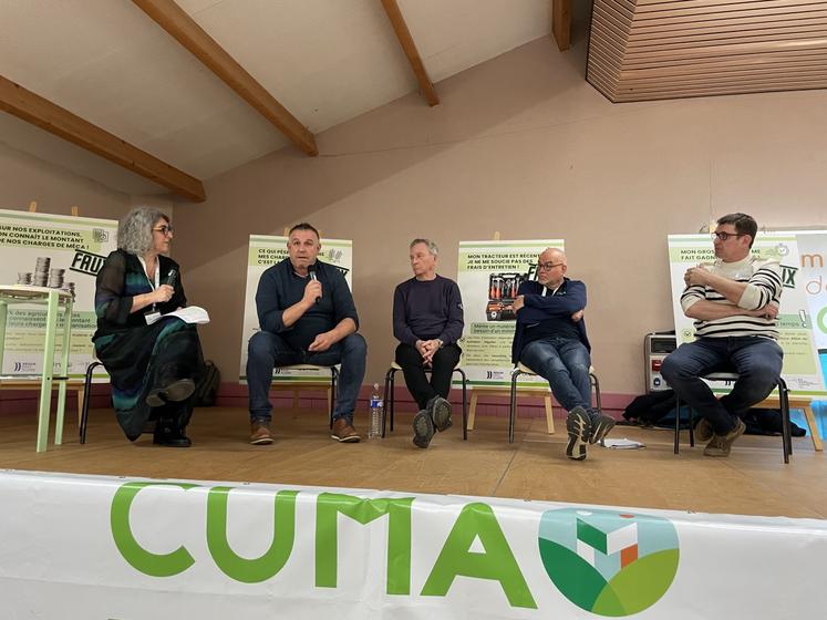 Julie Azema, directrice de l'union, Yves-Mary Houdmon, président de la section 49, Bernard Gonnet, consultant, Yvon Guittet, animateur vendéen et Ludovic Poirier, président de la Cuma de la Charnie (72), ont participé à une table ronde sur les diverses stratégies des Cuma.