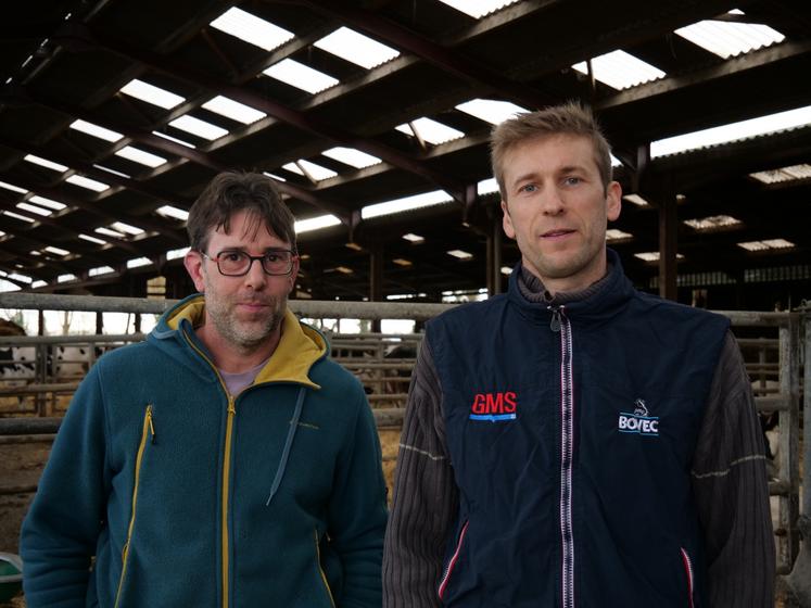 François et Pierre Arthus, deux frères associés au sein du Gaec des ormes à Corzé.