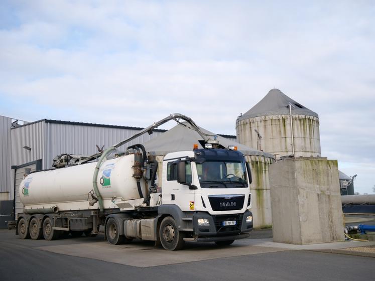 Ce camion citerne va chercher le lisier chez les agriculteurs et transporte le digestat depuis les méthaniseurs vers des poches de stockage relais.