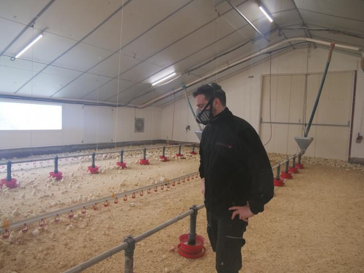 Armand Aubron a testé plusieurs masques (ici avec un buccal) pour travailler dans ses bâtiments.