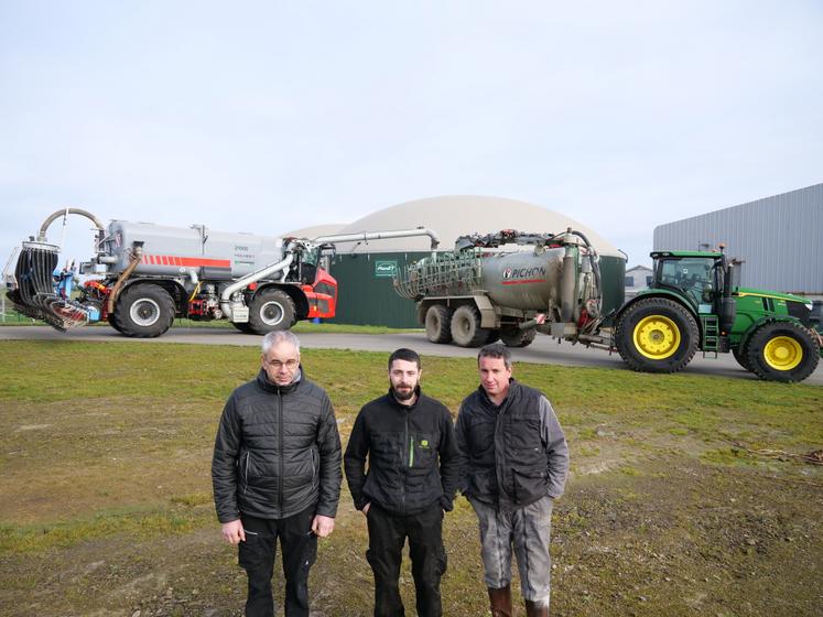 Anthony Germond, trésorier de la Cuma Biolys ; Alexis Leroy, salarié, et Jérémy Boutin, devant le matériel de la Cuma, l'automoteur d'épandage Holmer et la tonne.